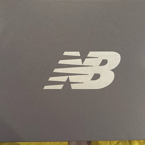 White platform New balance Sneaker with gum bottom - Picture 8 of 8